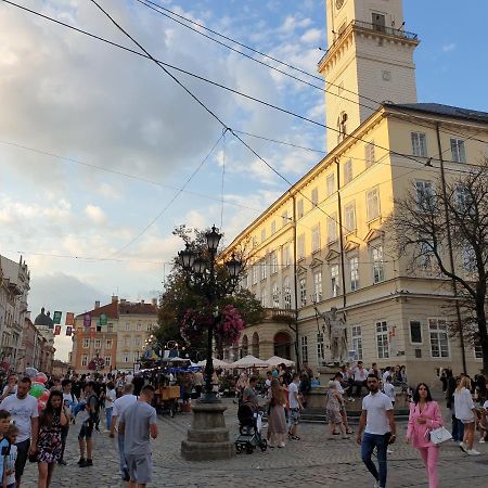 3 Bedroom, 2 Bathroom Apartment Near Forum Lviv Exterior photo