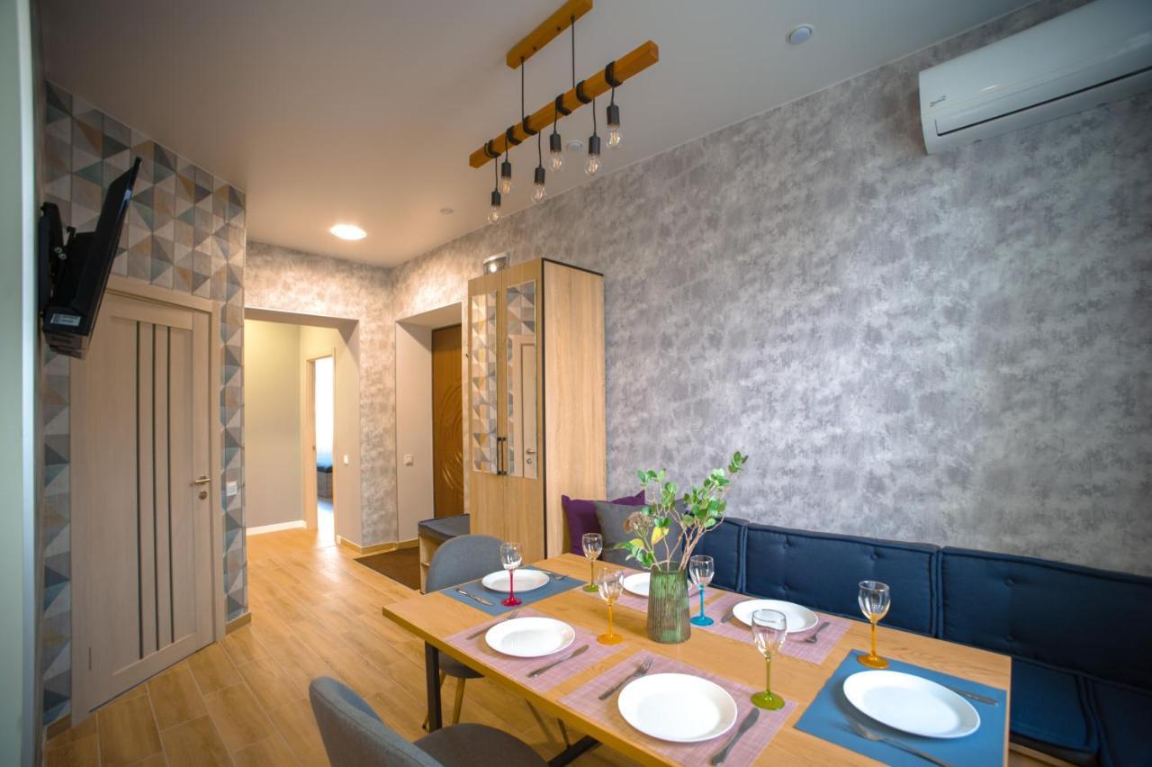 3 Bedroom, 2 Bathroom Apartment Near Forum Lviv Exterior photo