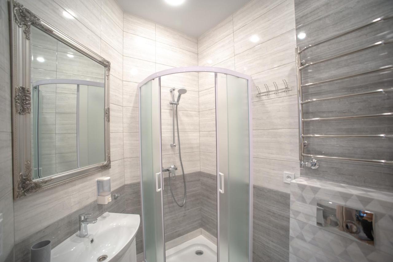 3 Bedroom, 2 Bathroom Apartment Near Forum Lviv Exterior photo